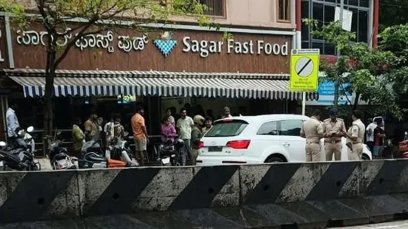 बेंगलुरु में लग्जरी कार के अंदर मिला 46 साल के व्यक्ति का शव, पुलिस जांच में जुटी